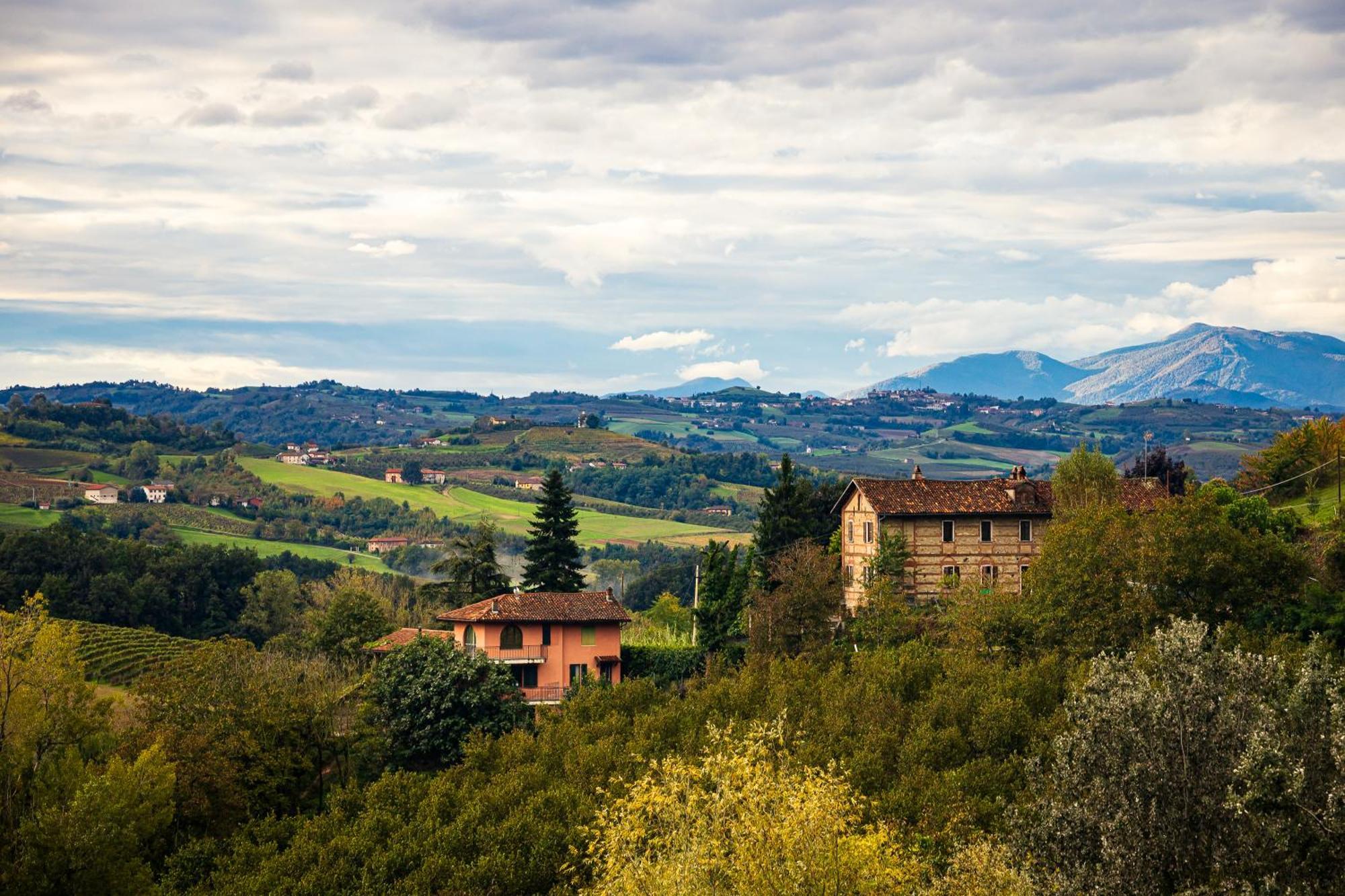 Charming Barolo Wine Loft Hotel Monforte D'Alba Bagian luar foto