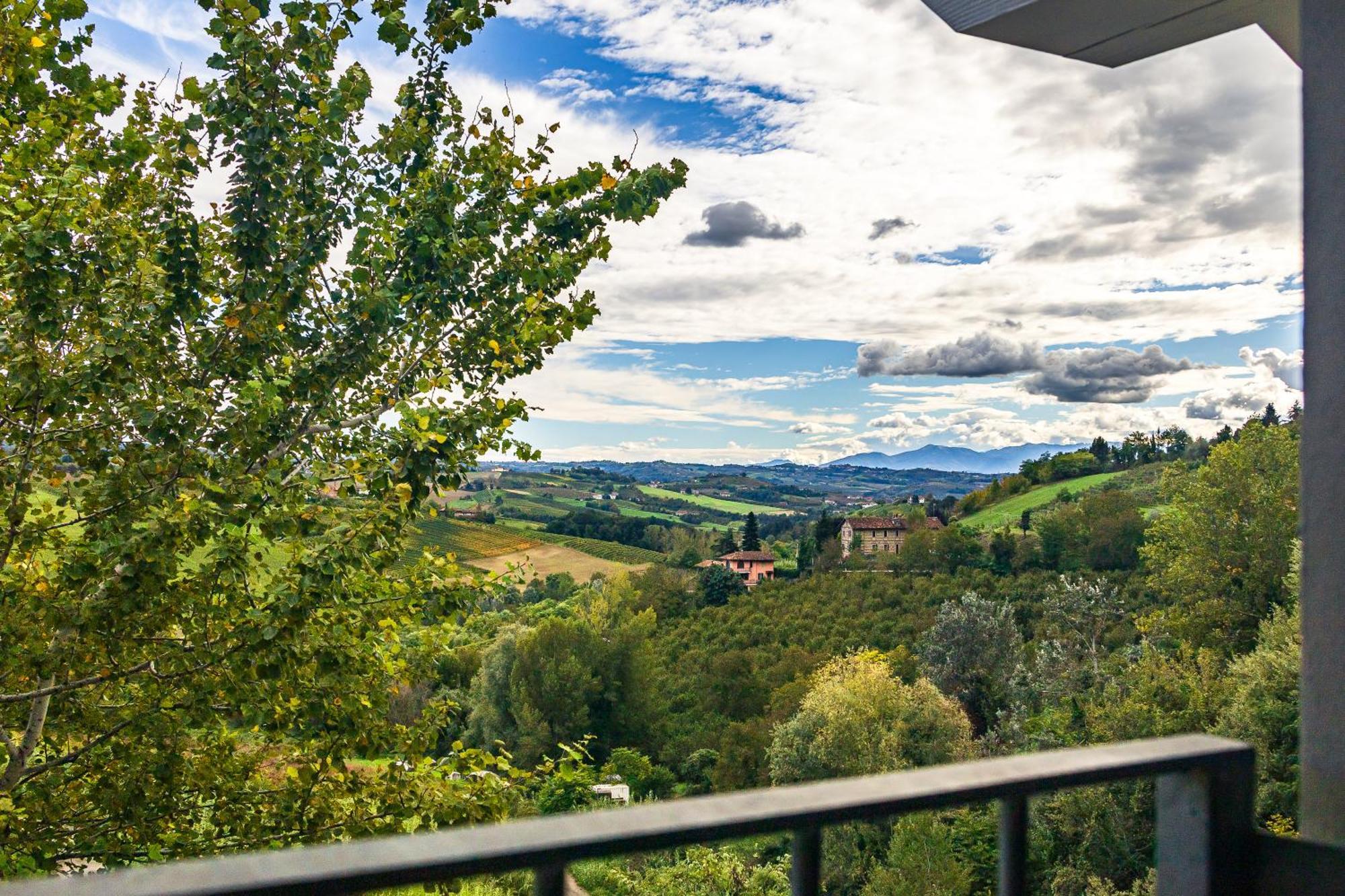 Charming Barolo Wine Loft Hotel Monforte D'Alba Bagian luar foto